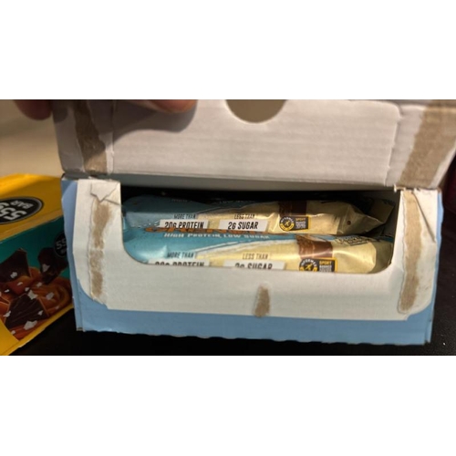 9027 - SELECTION OF FITNESS BARS INCL. GRENADE