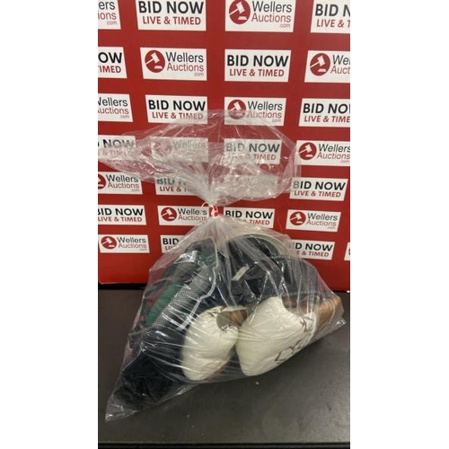 7557 - BAG OF MIXED INC. BOXING GLOVES AND WORK ACCESSORIES