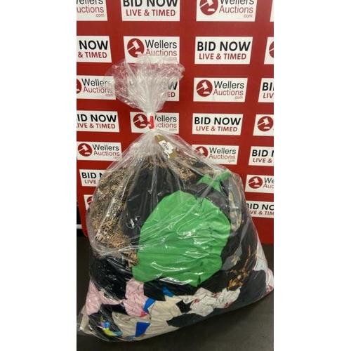 7559 - BAG OF LADIES CLOTHES