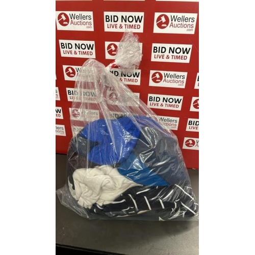 7564 - BAG OF SPORTSWEAR