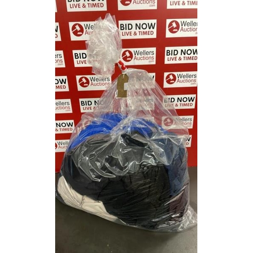7564 - BAG OF SPORTSWEAR