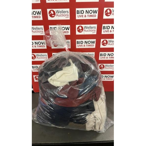 7566 - BAG OF JUMPERS