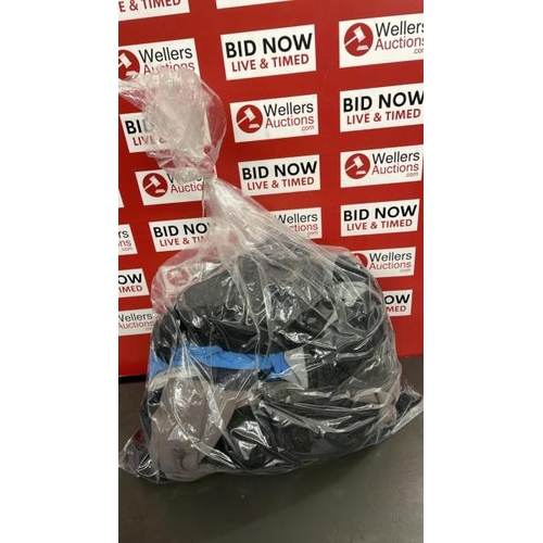 7581 - BAG OF SPORTSWEAR