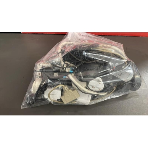 7585 - BAG OF MIXED ELETRONICS INC. ADAPTER, EXTENSION