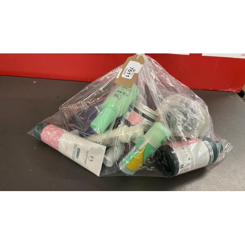 7611 - BAG OF COSMETICS