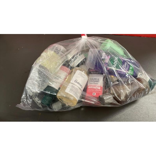 7611 - BAG OF COSMETICS
