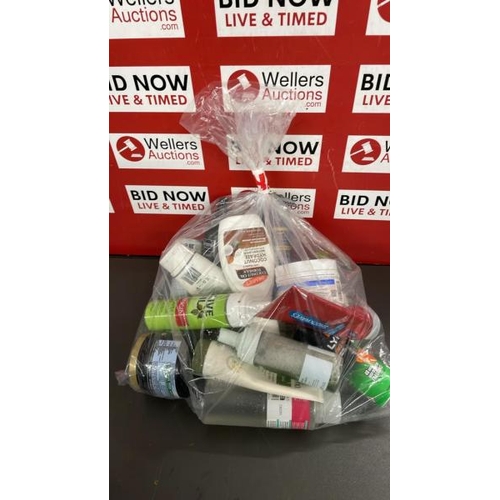 7615 - BAG OF COSMETICS