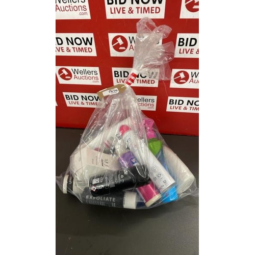 7616 - BAG OF COSMETICS