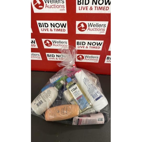 7616 - BAG OF COSMETICS