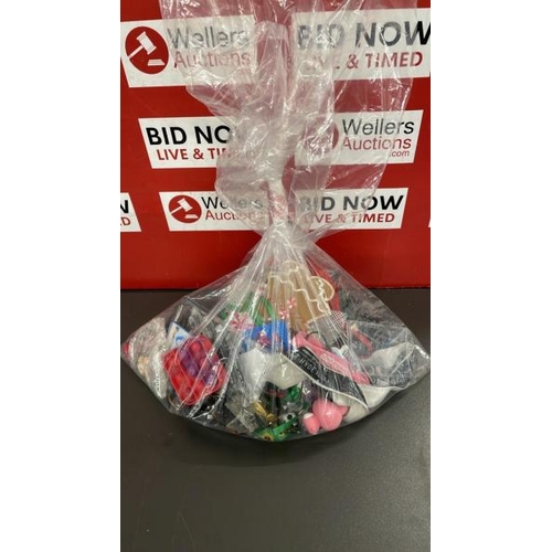7617 - BAG OF SOUVERNIRS AND KEYRINGS