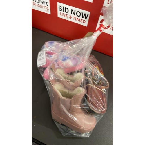 7626 - BAG OF BRAND NEW CHILDREN SHOES