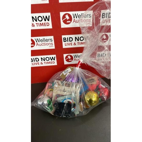 7635 - BAG OF KEYRINGS