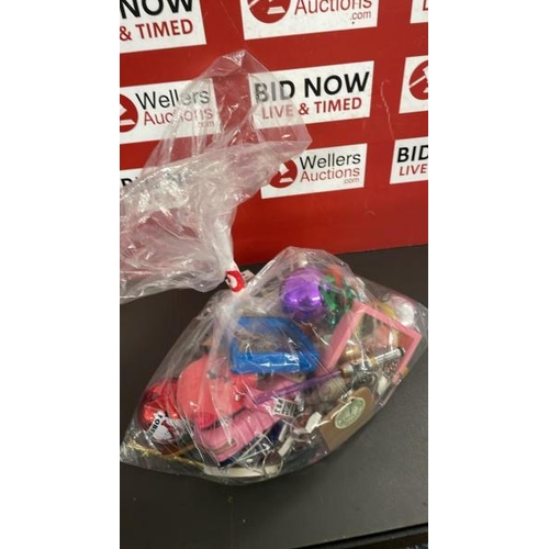7635 - BAG OF KEYRINGS