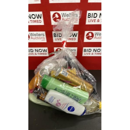7649 - BAG OF COSMETICS