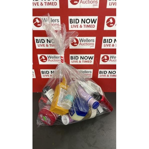 7652 - BAG OF COSMETICS