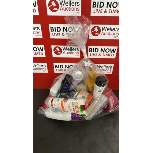 7652 - BAG OF COSMETICS