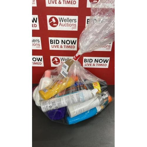 7654 - BAG OF COSMETICS