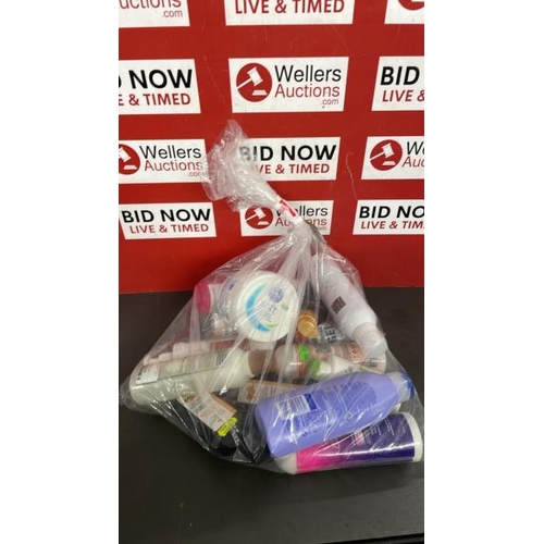 7656 - BAG OF COSMETICS