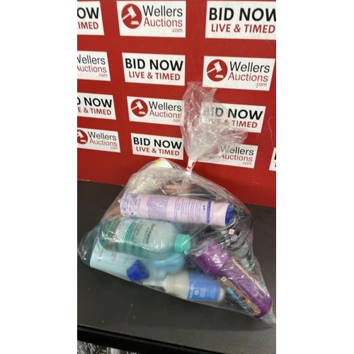 7659 - BAG OF COSMETICS