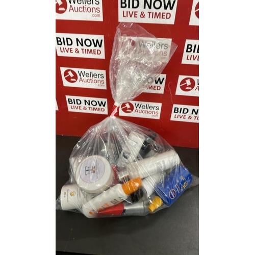 7660 - BAG OF COSMETICS