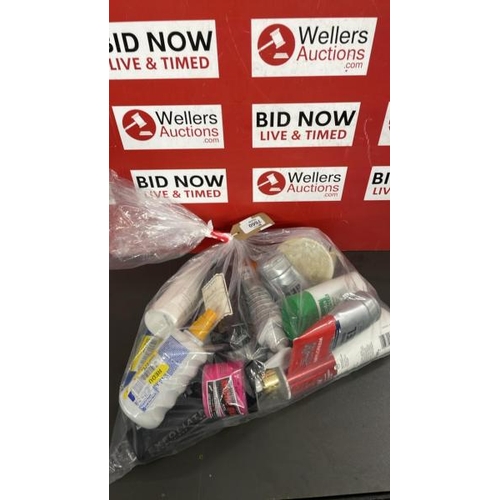 7660 - BAG OF COSMETICS