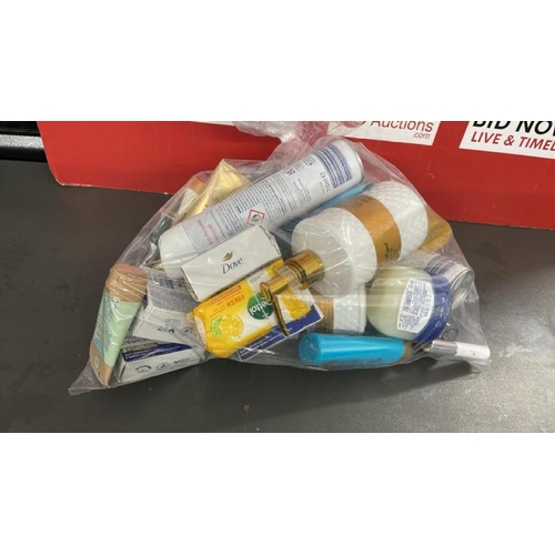 7664 - BAG OF COSMETICS