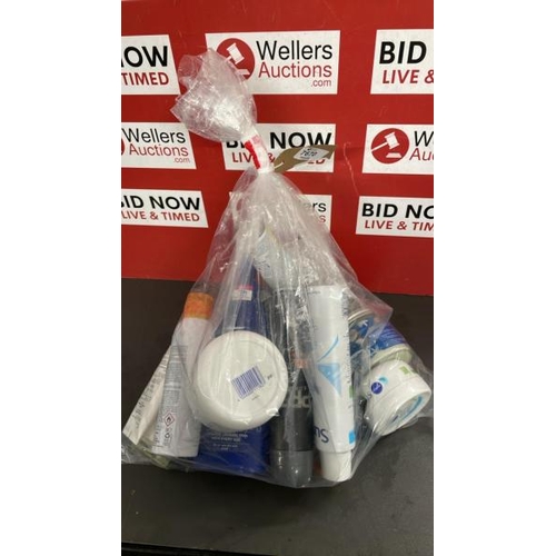 7670 - BAG OF COSMETICS