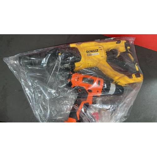 7696 - BAG OF TOOLS INC. DRILL DEWALT