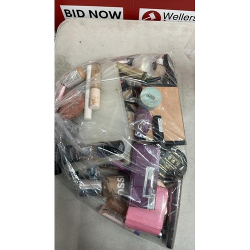 7882 - BAG OF MAKEUP