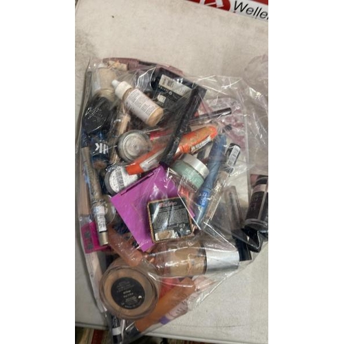 7882 - BAG OF MAKEUP