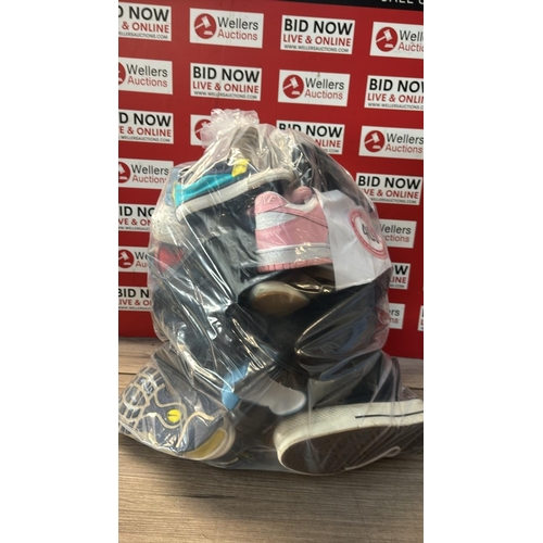 9110 - BAG OF NEW AND USED ODD FOOTWEAR / G68-G76