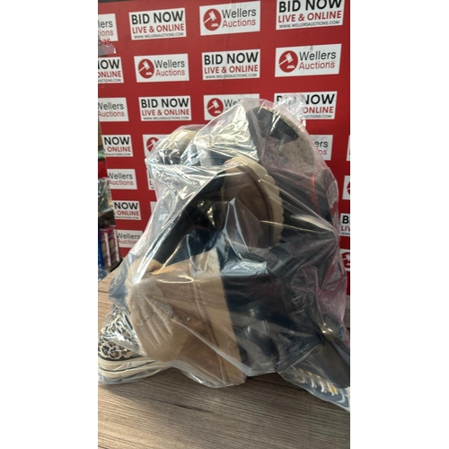 9110 - BAG OF NEW AND USED ODD FOOTWEAR / G68-G76