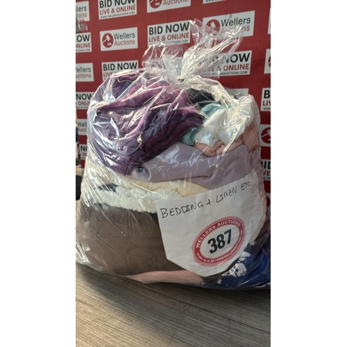 9121 - BAG OF BEDDING AND LINEN  / G68-G76