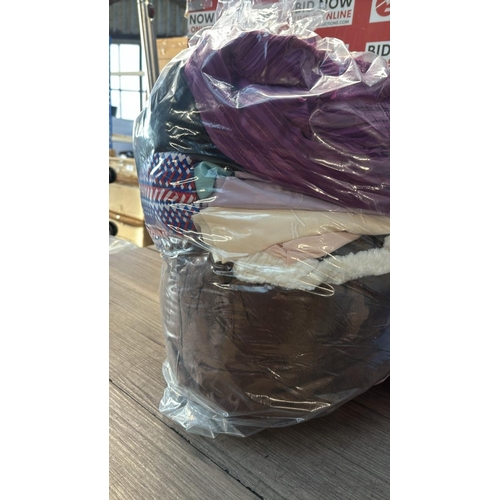 9121 - BAG OF BEDDING AND LINEN  / G68-G76