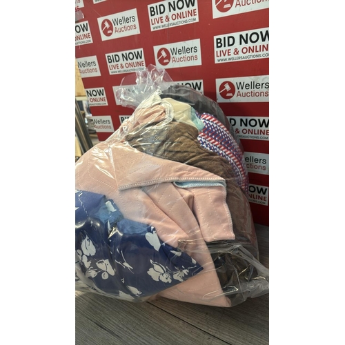 9121 - BAG OF BEDDING AND LINEN  / G68-G76