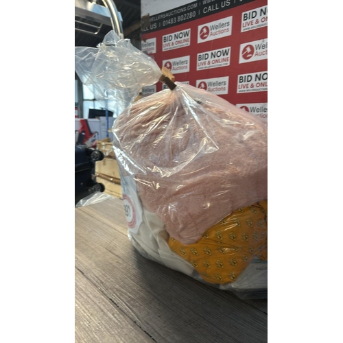 9126 - BAG OF BEDDING AND LINEN  / G68-G76