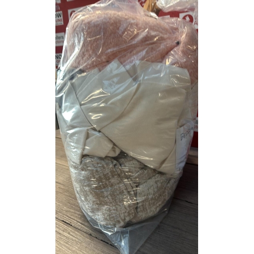 9126 - BAG OF BEDDING AND LINEN  / G68-G76