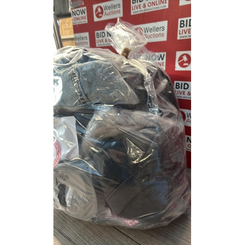 9127 - BAG OF GENTS NEW CLOTHING / G68-G76