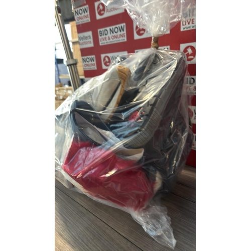 9130 - BAG OF NEW AND USED ODD FOOTWEAR / G68-G76
