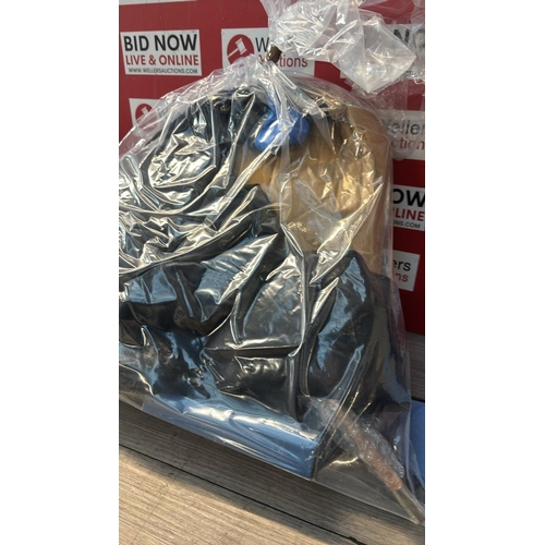 9132 - BAG OF SPORTS RELATED ITEMS / G68-G76