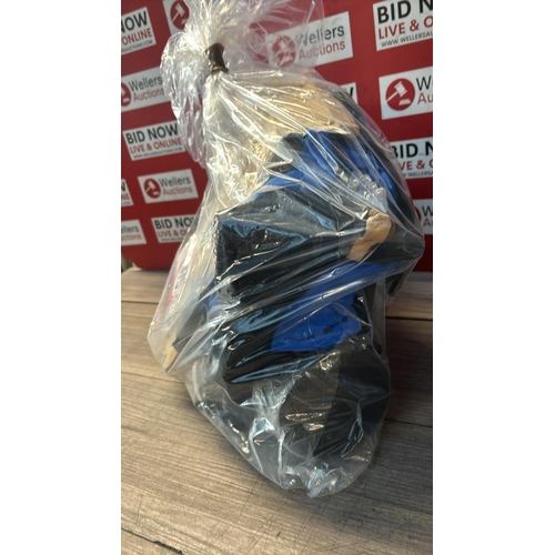 9132 - BAG OF SPORTS RELATED ITEMS / G68-G76