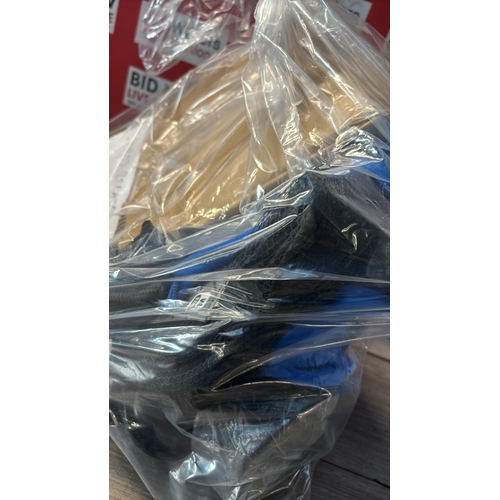 9132 - BAG OF SPORTS RELATED ITEMS / G68-G76