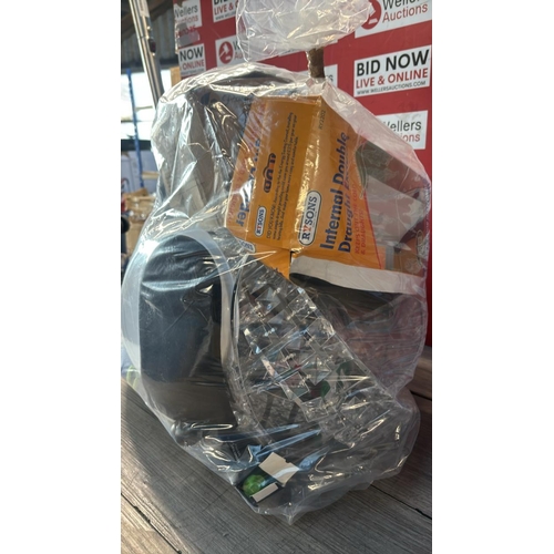 9137 - BAG OF KITCHEN AND HOUSEHOLD ITEMS  / CW