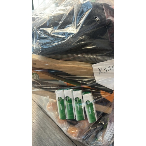 9137 - BAG OF KITCHEN AND HOUSEHOLD ITEMS  / CW