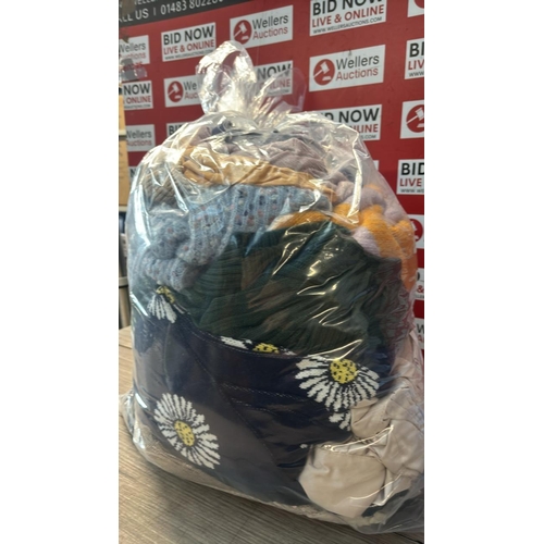 9142 - BAG OF LADIES USED CLOTHING / CW