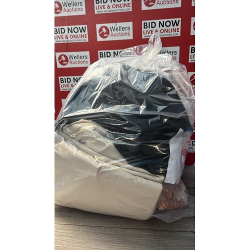 9153 - BAG OF BEDDING AND LINEN / CW