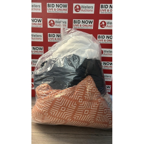 9153 - BAG OF BEDDING AND LINEN / CW