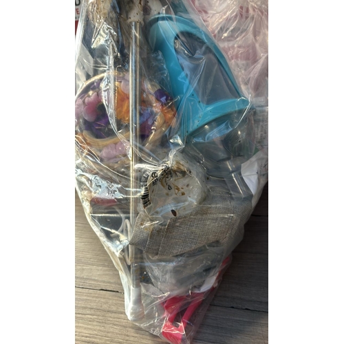 9168 - BAG OF BRIC A BRAC / CW