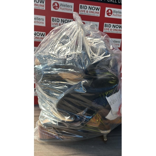 9177 - BAG OF NEW FOOTWEAR / CW