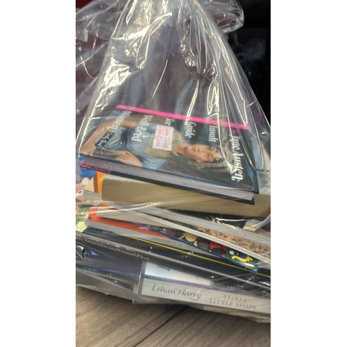 9185 - BAG OF BOOKS / CW